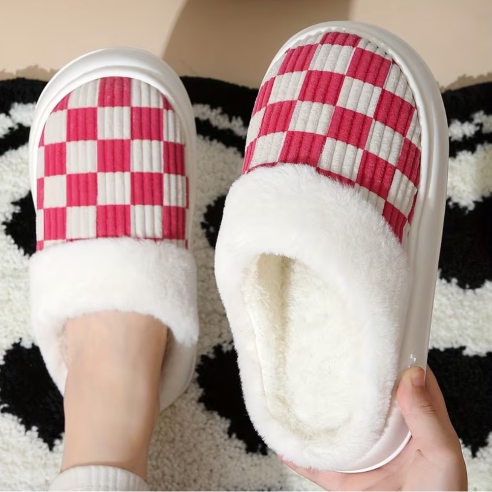 Women’s Pink and White Checkered Slippers Plush Thick-Soled Size 6.5-7 NWT - Picture 2 of 3